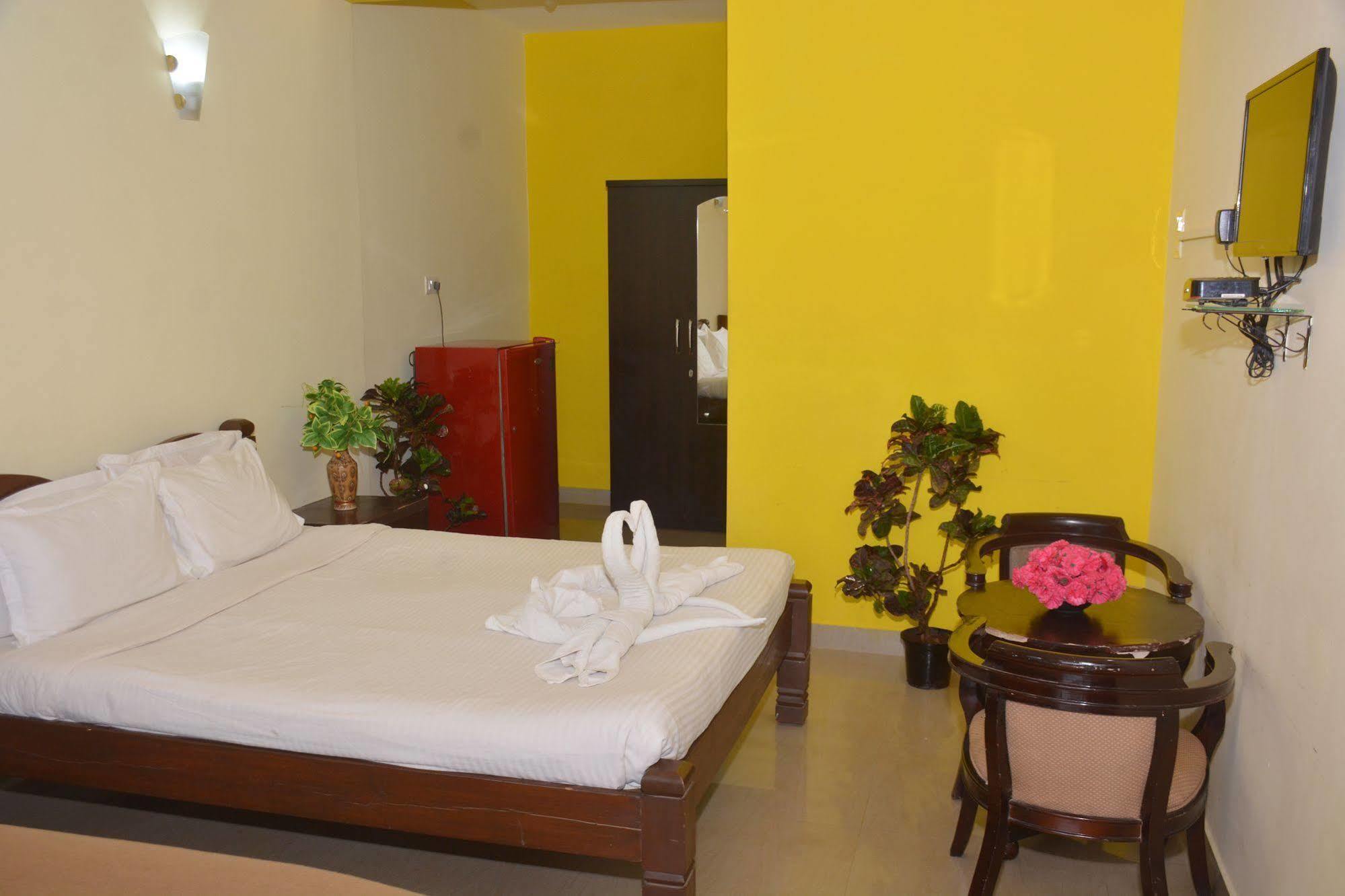 Sunrise Beach Resort Calangute Exterior photo